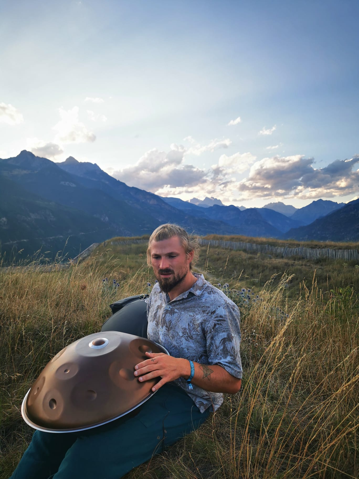 Alan speelt handpan tijdens een live muzikale reis